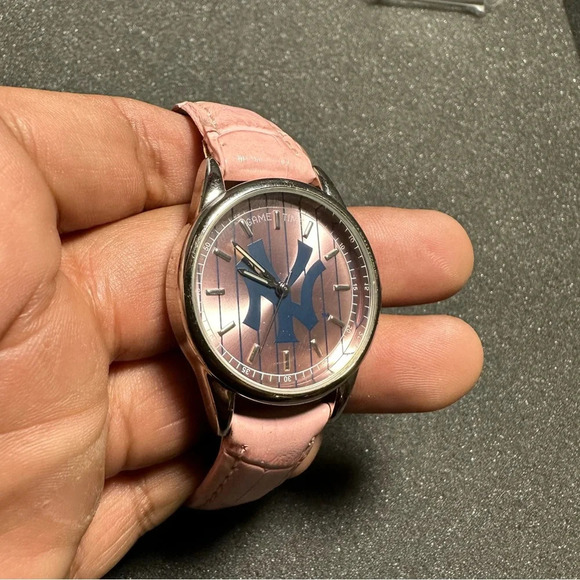 2007 NY YANKEES GAME TOME LADIES MLB PINK QUARTZ WATCH MLB WORKING - Picture 3 of 9